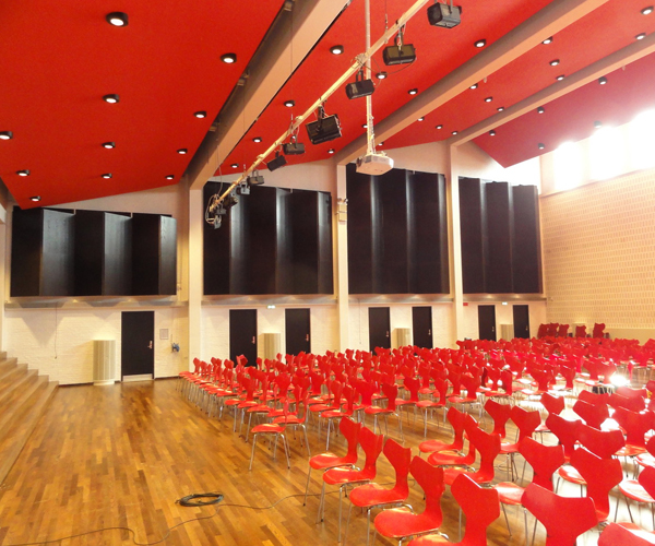 Velkonstruerede akustiske paneler fra Jocavi skaber fremragende akustik i festsal p Hasseris Gymnasium