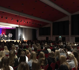 Fantastisk vellydende festsal p Hasseris Gymnasium